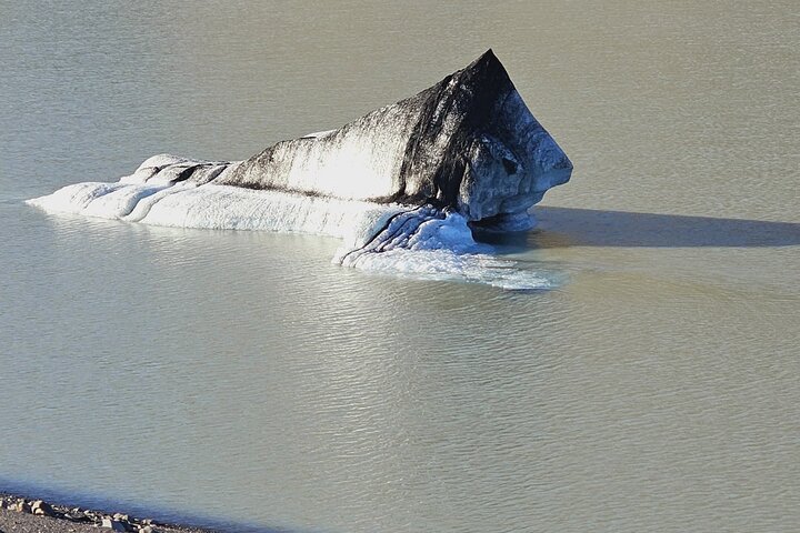 Step-by-step travel guide for Diamond Beach and Jökulsárlón day tour,Diamond Beach Jökulsárlón tour deals,best tours to Diamond Beach Iceland,is Diamond Beach worth visiting,Jökulsárlón Glacier Lagoon boat ride,private tour Diamond Beach Iceland - transport and logistics