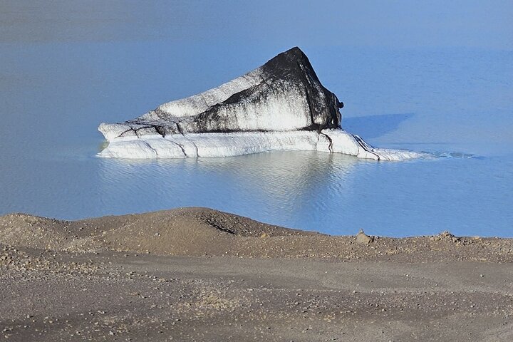 Diamond Beach and Jökulsárlón day tour,Diamond Beach Jökulsárlón tour deals,best tours to Diamond Beach Iceland,is Diamond Beach worth visiting,Jökulsárlón Glacier Lagoon boat ride,private tour Diamond Beach Iceland - best seasons and travel conditions
