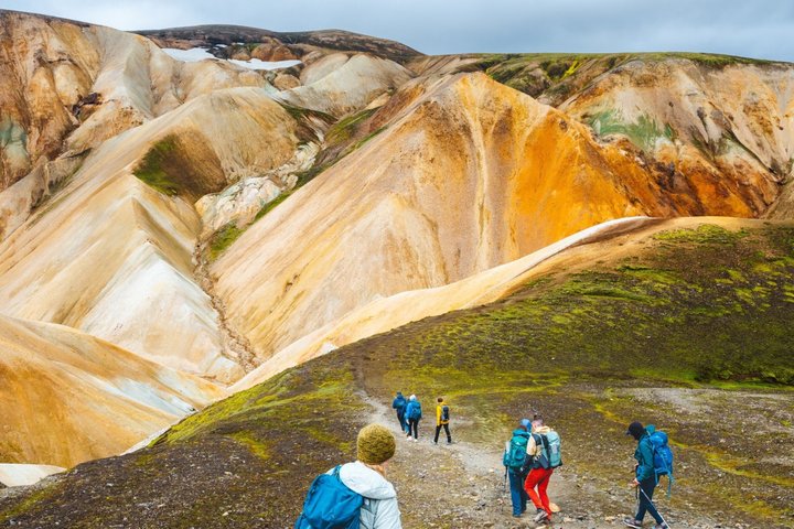 Laugavegur trek worth visiting,Laugavegur trek best time to visit,Laugavegur vs Fimmvörðuháls,Laugavegur trek tour deals,best tours in Iceland highlands,is Laugavegur trek worth it - complete tour package inclusions and what to expect