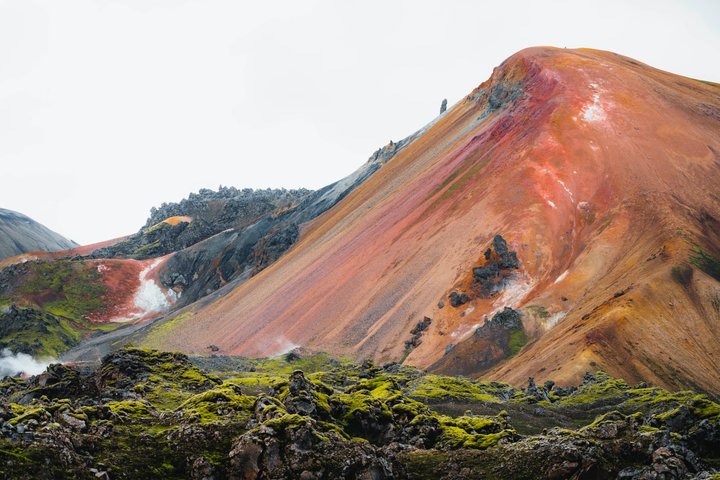 Laugavegur trek worth visiting,Laugavegur trek best time to visit,Laugavegur vs Fimmvörðuháls,Laugavegur trek tour deals,best tours in Iceland highlands,is Laugavegur trek worth it - best seasons and travel conditions