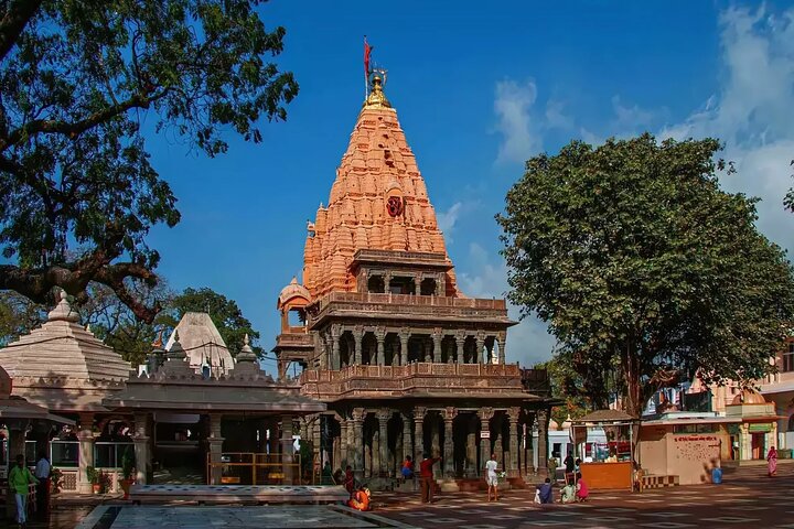 Step-by-step travel guide for Mahakaleshwar and Omkareshwar tour,Mahakaleshwar Omkareshwar Jyotirlinga tour,private spiritual tour Madhya Pradesh,Omkareshwar Mahakaleshwar worth visiting,best time to visit Jyotirlingas,3 day spiritual tour India - transport and logistics