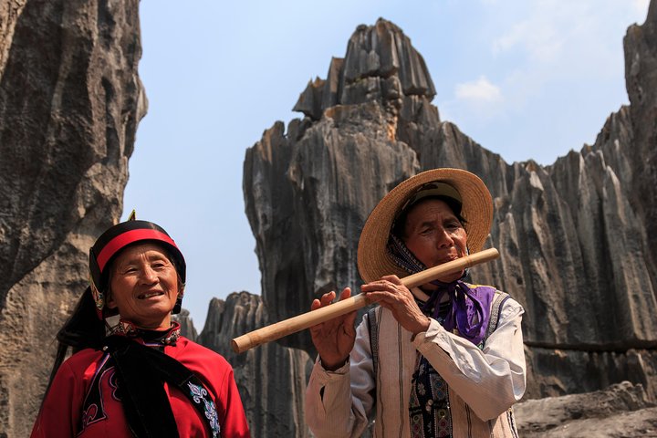 Step-by-step travel guide for Stone Forest Jiuxiang Cave tour,Stone Forest tour from Kunming,Jiuxiang Caves worth visiting,Stone Forest vs Jiuxiang Caves,best day trips from Kunming,Stone Forest private tour deals - transport and logistics