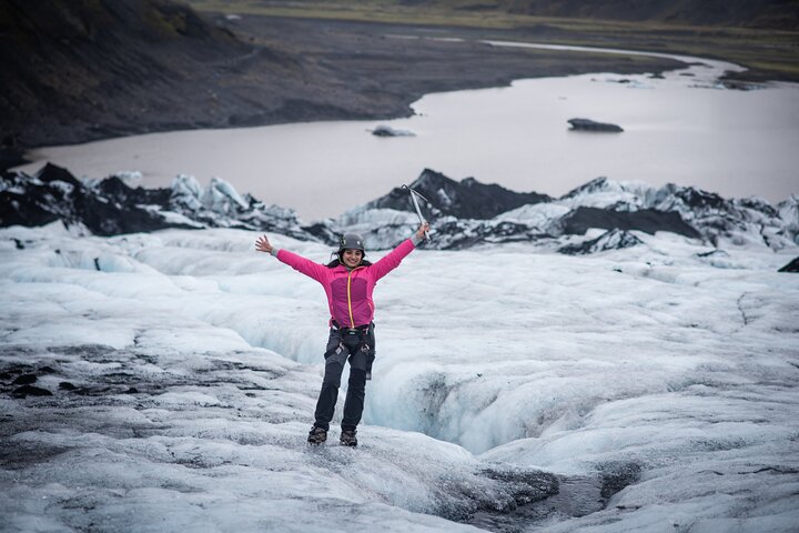 Step-by-step travel guide for Sólheimajökull glacier zipline tour,is Sólheimajökull glacier worth visiting,Sólheimajökull glacier hike,best glacier tours in Iceland,Sólheimajökull tour deals,Sólheimajökull glacier adventure - transport and logistics