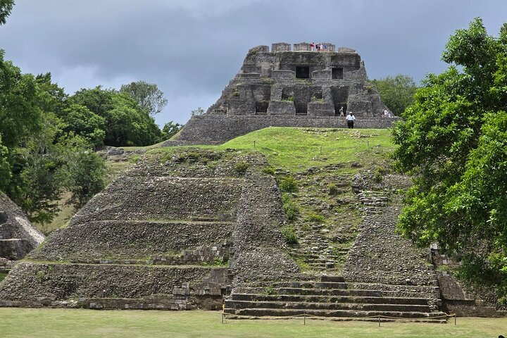 Xunantunich and cave tubing tour,Xunantunich tour from Placencia,Jaguar Paw cave tubing Belize,best tours in Placencia Belize,is Xunantunich worth visiting,Belize adventure tours - best seasons and travel conditions