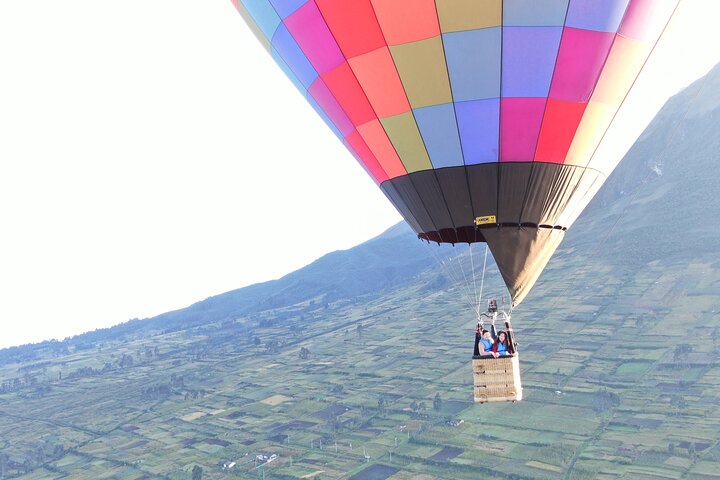 hot air balloon in Ecuador,hot air balloon Otavalo,Ecuador balloon flight for couples,best tours in Otavalo,private balloon ride Ecuador,is a hot air balloon in Ecuador worth it - best seasons and travel conditions