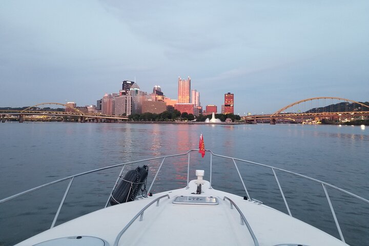 private boat cruise Pittsburgh,Pittsburgh boat tours,best tours in Pittsburgh,Pittsburgh sightseeing cruise,private charter boat Pittsburgh,Pittsburgh three rivers cruise - complete tour package inclusions and what to expect