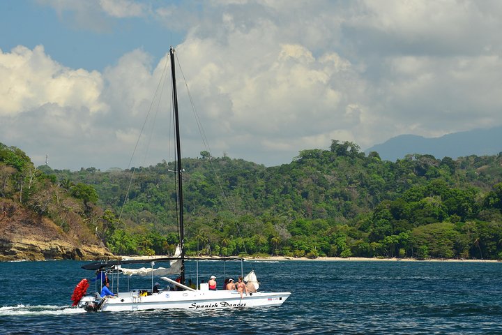private catamaran tour manuel antonio,manuel antonio catamaran sailing,manuel antonio eco adventure,best catamaran tours costa rica,manuel antonio snorkeling tour,private boat tour manuel antonio - best seasons and travel conditions