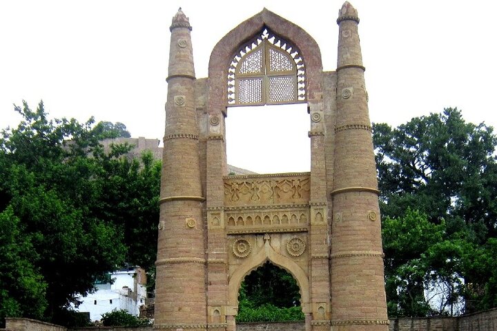 Step-by-step travel guide for private day tour to chanderi,chanderi day trip from orchha,is chanderi worth visiting,chanderi best time to visit,chanderi tour deals,chanderi vs orchha - transport and logistics