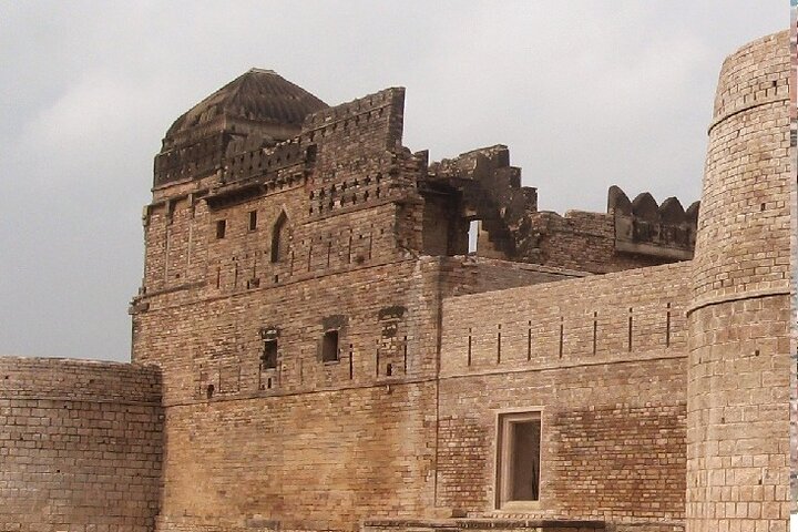 private day tour to chanderi,chanderi day trip from orchha,is chanderi worth visiting,chanderi best time to visit,chanderi tour deals,chanderi vs orchha - best seasons and travel conditions