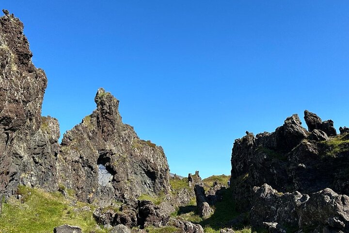 private tour snaefellsnes peninsula,snaefellsnes peninsula tour deals,is snaefellsnes peninsula worth visiting,best tours in snaefellsnes,snaefellsnes peninsula travel guide,snaefellsnes vs golden circle - best seasons and travel conditions