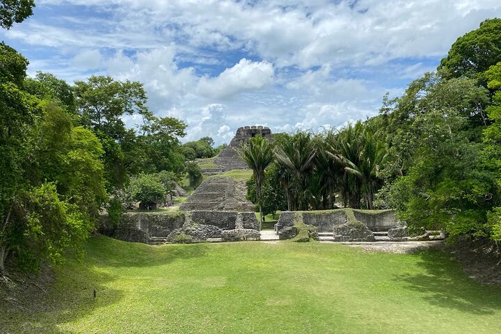 private xunantunich and blue hole tour,xunantunich mayan ruins tour,inland blue hole belize,private tour from placencia,belize mayan ruins and caves,best private tours in belize - best seasons and travel conditions